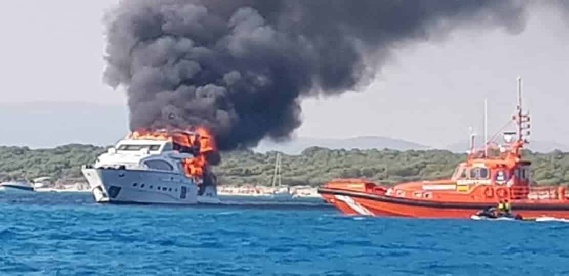 33m devorado por las llamas en Es Trenc -